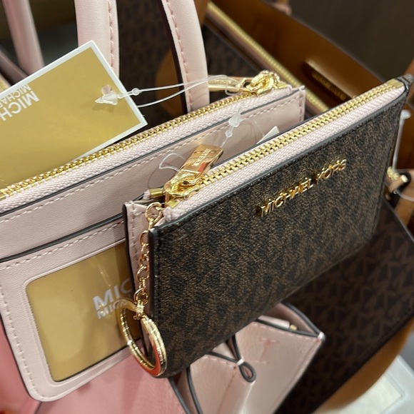 MICHAEL KORS SMALL TOP ZIP COINPOUCH W ID
Powder Blush - Picture 3 of 16